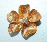 naturalistische Blütenbrosche in 750er GG mittig besetzt mit 3 Diamanten mit Brilliantschliff jew.