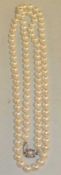 lange Kette mit Akoya-Perlen, Schließe 585 WG mit Saphieren qualitätvolle Kette, geknotet, mit 101