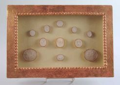 11 Abdrücke antiker Gemmen um 1800 im Rahmen Stuckabgüsse in Goldfolie, Hinterglas, gerahmt 31,5 x