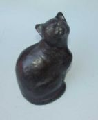 Hockende naturalistische Katze Bronze mit dunkelbtauner Patina, unsigniert, Höhe 27,5 cm