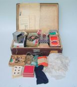 Zauberkoffer der 20er Jahre der Koffer gefüllt mit zahlreichen Zaubergegenständen, Anleitungs-