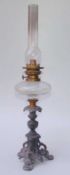 Petrolium-Lampe, Gründerzeit, um 1890 Der Fuß aus schwerem Zinkguss, der Tank aus farblosem,