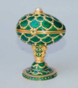 Spieluhr in Form eines Fabergé-Ei Emaill auf Metall, Höhe 13 cm