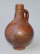 kleiner Bartmannskrug, Raeren, 17. Jhd. Keramik mit dunkel-brauner Glasur, auf dem Hals reliefierter