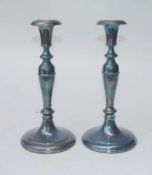 Paar Kerzenhalter, versilbert, um 1900 Kupfer versilbert, klassisches Leuchterpaar mit Keulenschaft,