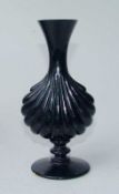 Baccarat, Christalleries de (Paris): Vase in Muschelform schwarzes Glas, flach gebauchte Vase in