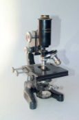 Ernst Leitz, Wetzlar: Mikroskop, Seriennummer 312877, um 1930 Mikroskop mit 3 Okularen,