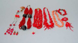 Große Sammlung rote Koralle 18 Tlg. 4 Ketten mit Roter Koralle 1x Engelshaut, 4 Paar Ohrringe mit