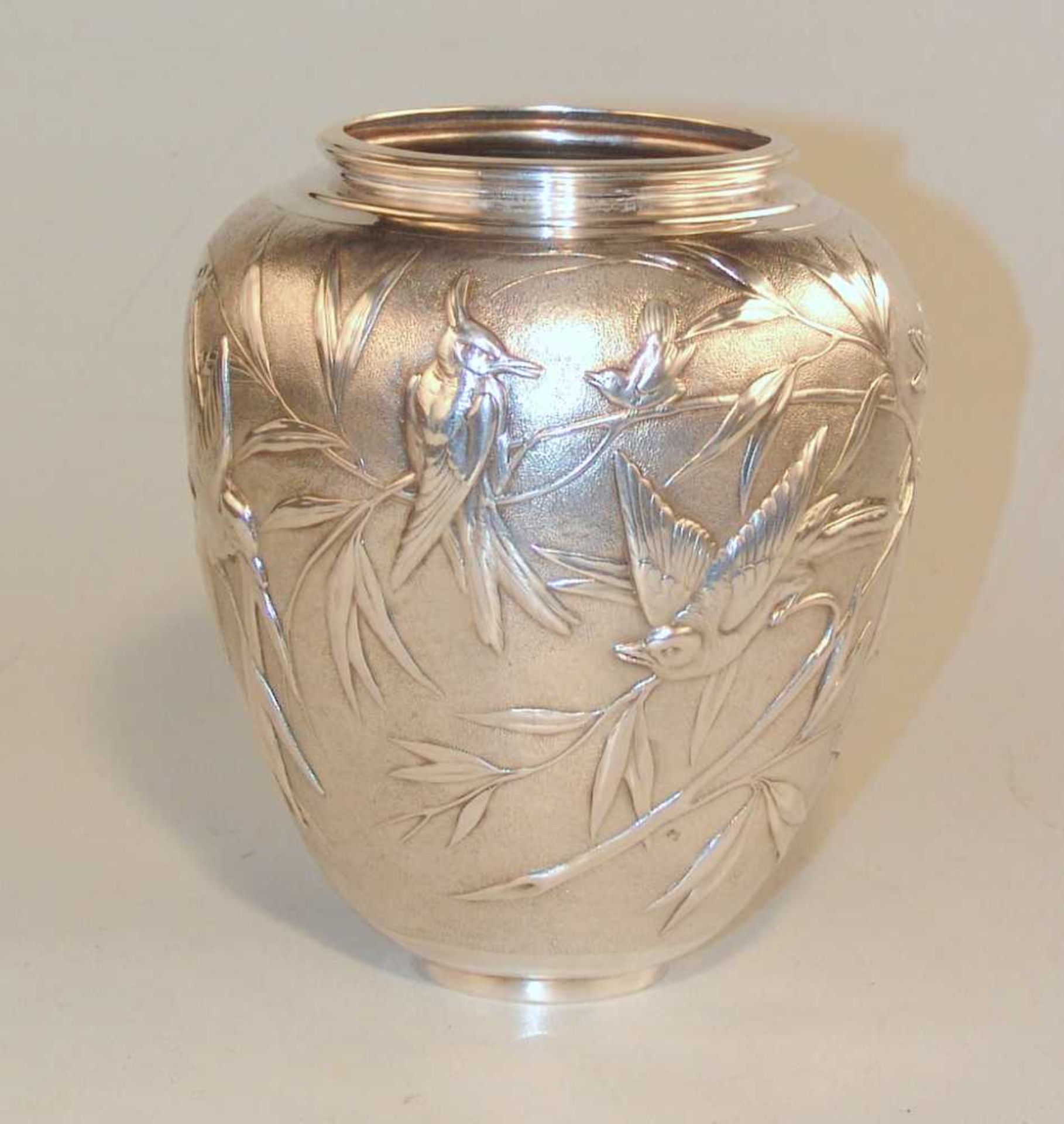 Tiffany&Co, New York: Balustervase mit Vögeln und Blattwerk, 925-er Sterling Silber getrieben,