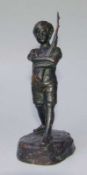 deutscher Bildhauer, um 1910: Knabe mit Gewehr Bronze mit schwärzlicher Naturpatina, auf dem