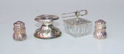 kleines Konvolut Silber bestehend aus 2 Salzstreuern, 925er Sterling, einem Deckelgefäß mit Zange