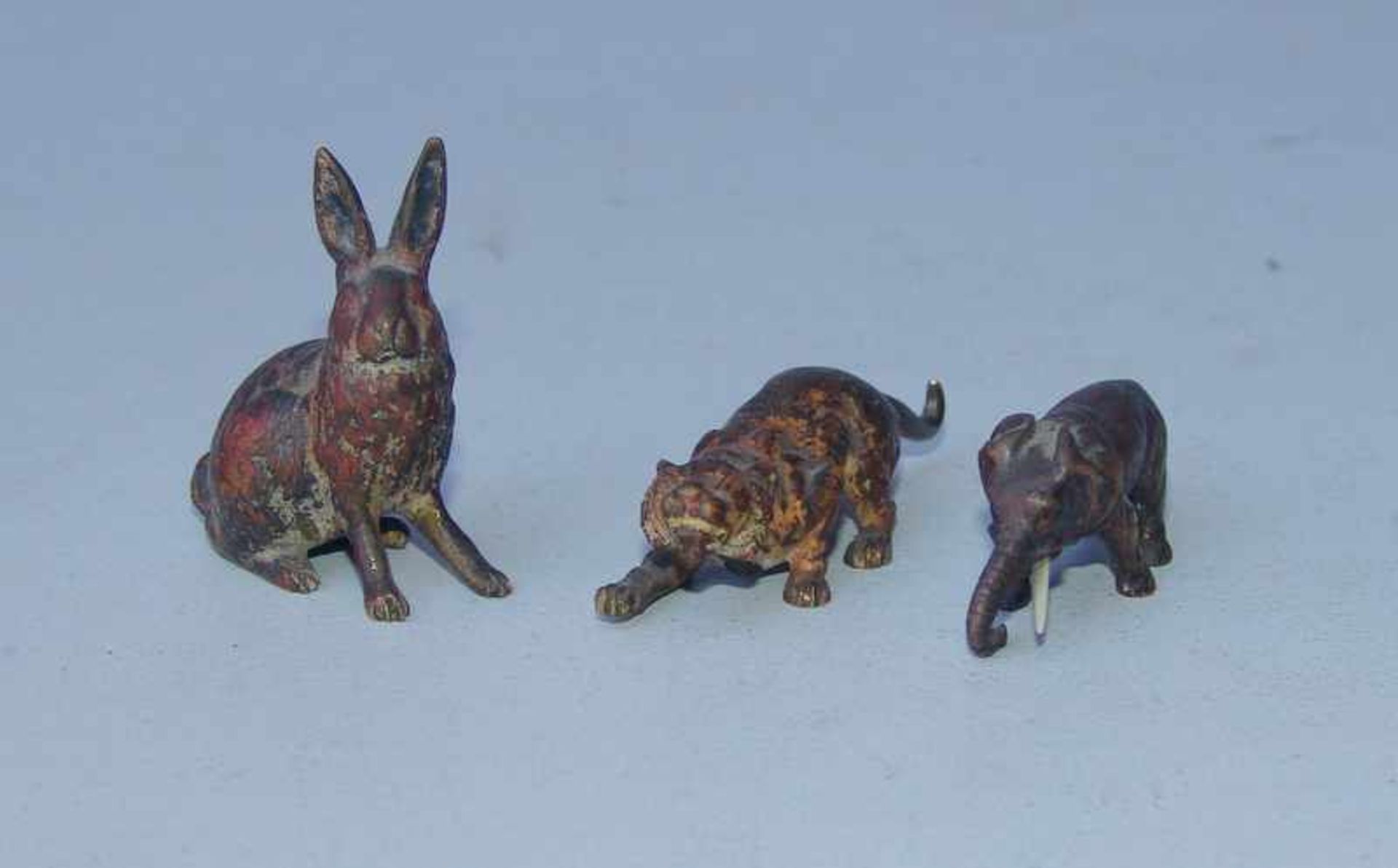 3 antike Wiener Bronzeminiaturen: Tiger, Hase und Elefant Schleichender Tiger mit Stempelmarke "