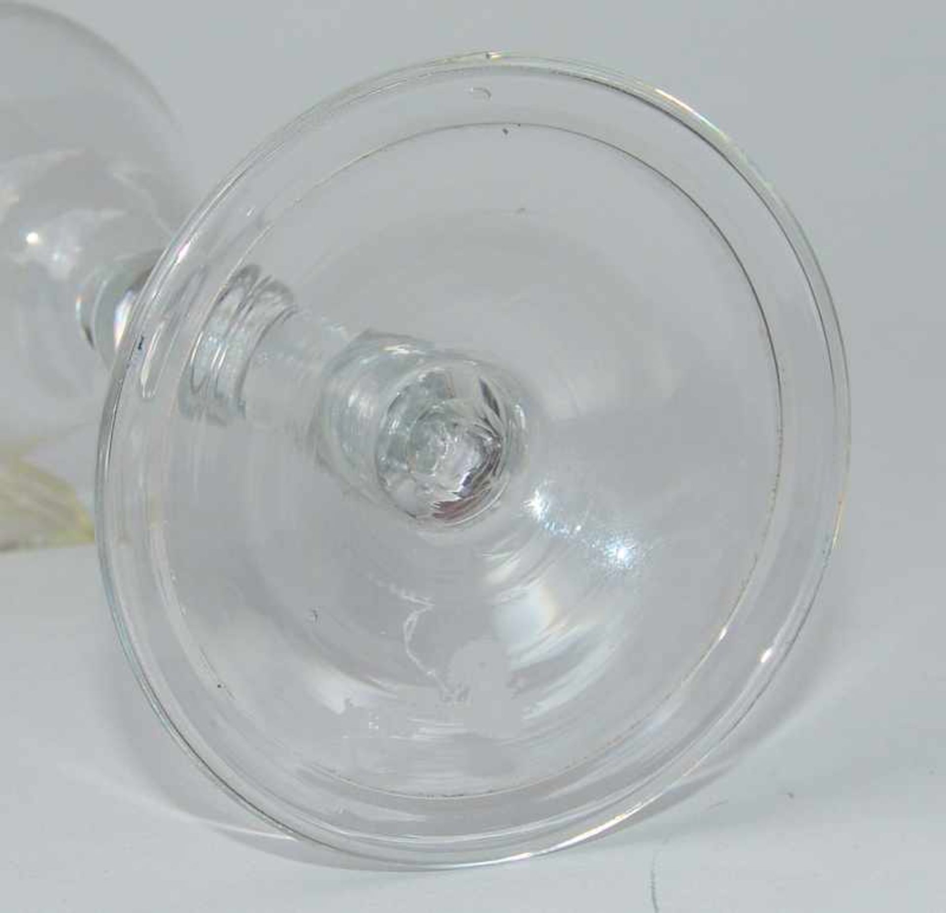 Kelchglas, England, Barock Mitte 18.Jhd. farbloses, bleihaltiges Glas, Scheibenfuß mit umgelegtem - Image 2 of 2
