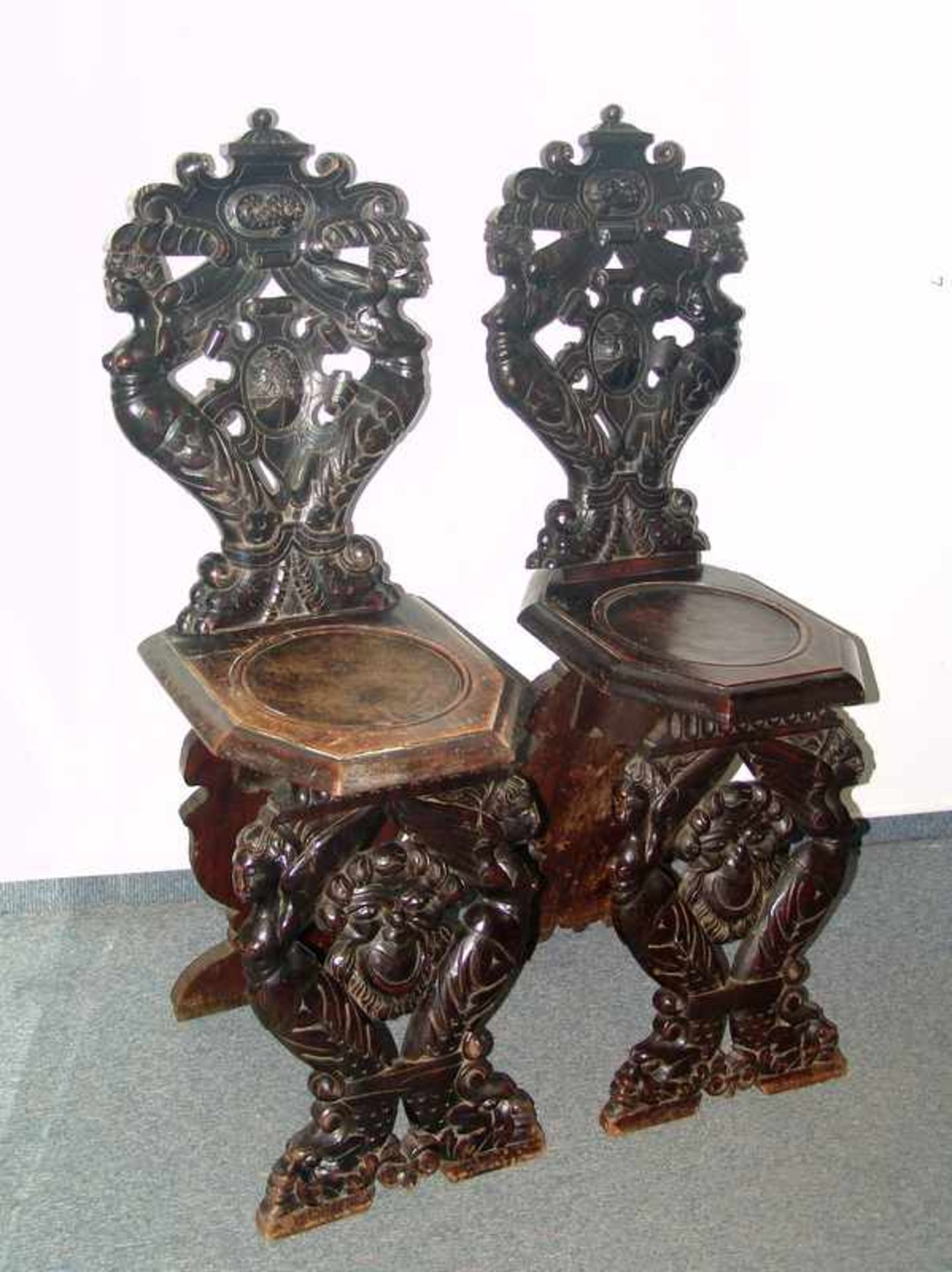 Paar Scabelli, nach Renaissance-Vorbild, 19.Jhd. Weichholz, schwarz gebeizt, 2 Brettstühle nach