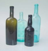 4 Flaschen, um 1900 hell-türkises und bräunlich-grünliches Pressglas, eine Flasche modelgeblasen,