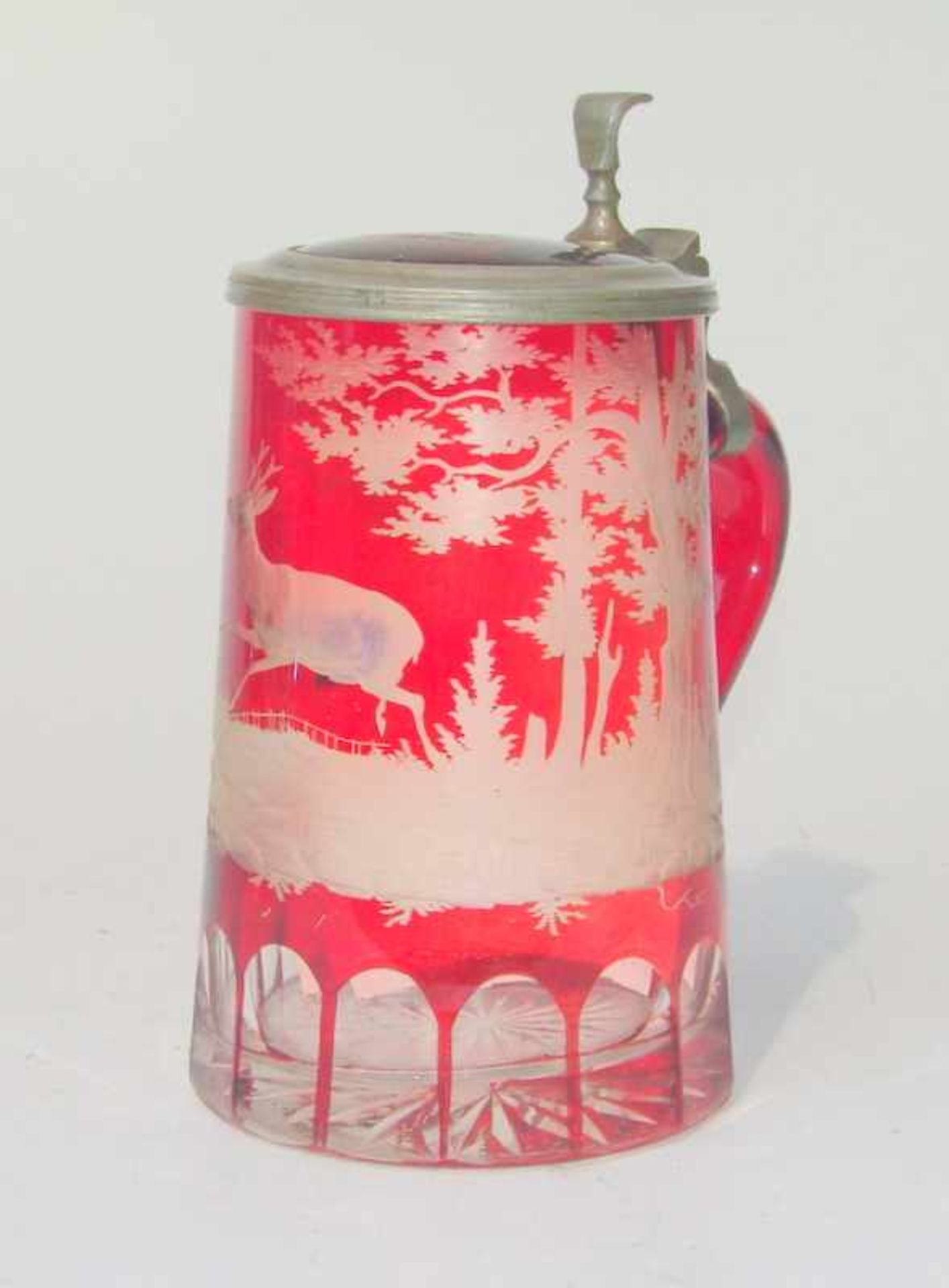 Jagdlicher Deckelkrug, Böhmen/Sachsen, um 1870 farbloses Glas partiell rot gebeizt, zylindrischer,