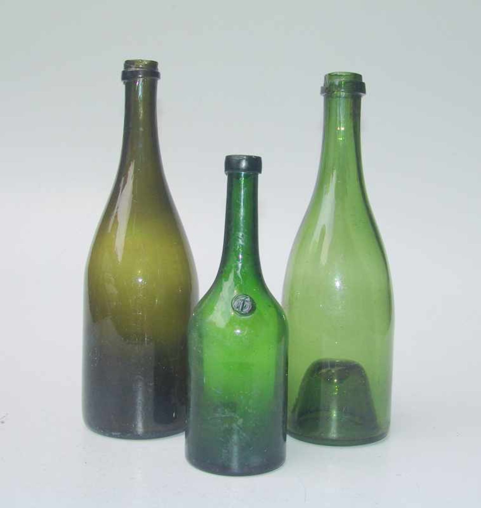 3 Flaschen des 19.Jhd. dunkelgrünes Waldglas mit kleinen Lufteinschlüssen, dickwandig, Höhe 22cm-