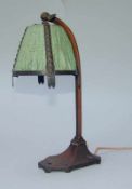 Nachttisch-Lampe, Bronze, Art Deco, um 1920 Bronze patiniert, der Schirm mit matt-lindgrünem