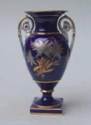 Königl. Meissen (Unterglasurblaue Marke 1740-1780 sowie 1774-1824): Kobaltblaue Vase mit Handhaben