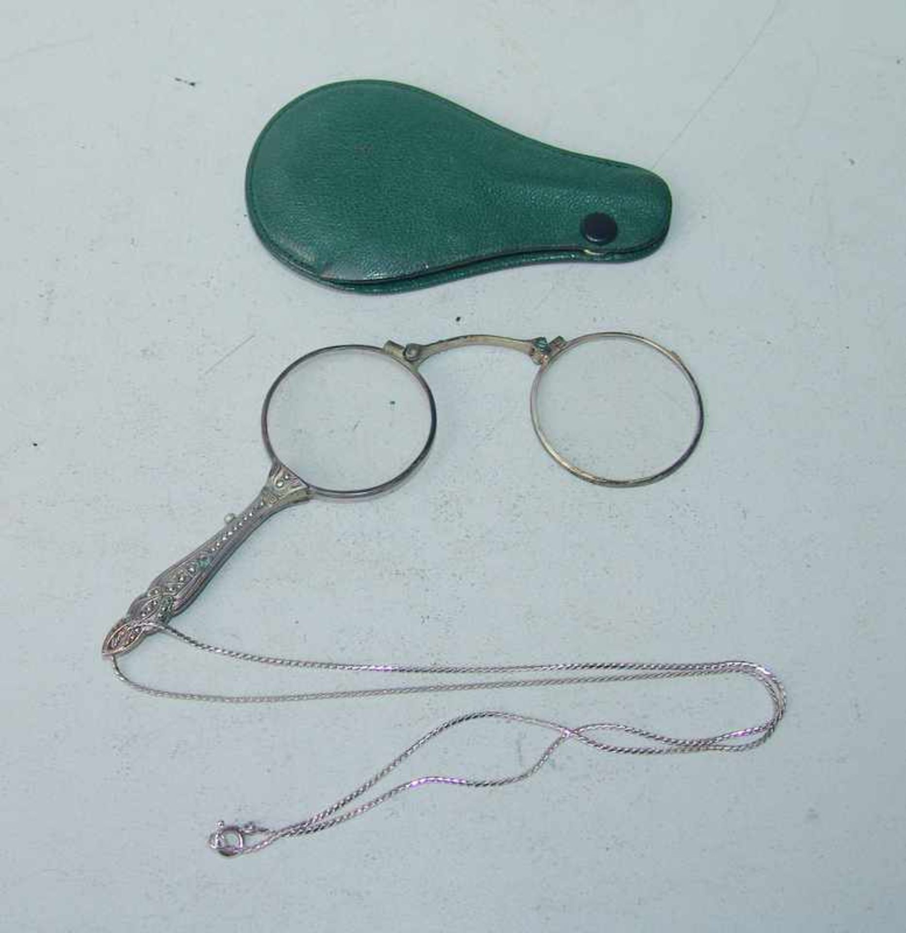 Lognon mit Markasiten-Besatz, um 1900 Gestell als Lupe und Brille verwendbar, der Griff mit