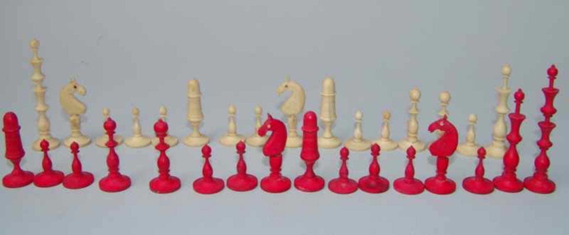 Schachspiel 1. H. 19.Jhd. Bein teilweise rot gefärbt, selten fein gedrechselte Figuren, komplett,