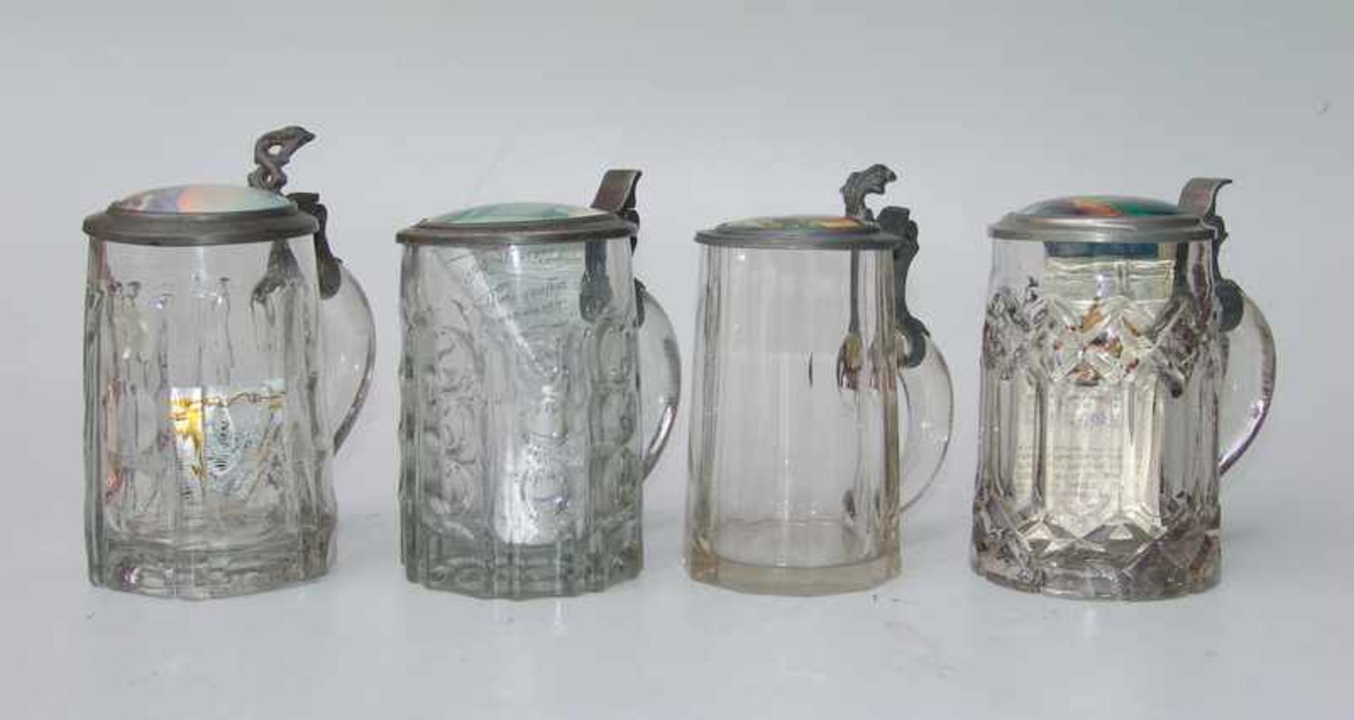 4 Deckelhumpen mit Porzellandeckeln, deutsch um 1900 farbloses Glas gepresst und in Model