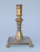 Kerzenhalter, Barock, Südeuropa, 18.Jhd. Bronze, der quadratische Stand mit trompetenförmig