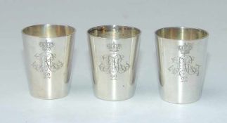 3 Offiziers-Becher,Silber, 22. Kompanie, um 1900 3 Schnaps-Becher in leicht konischer Form, Gravur