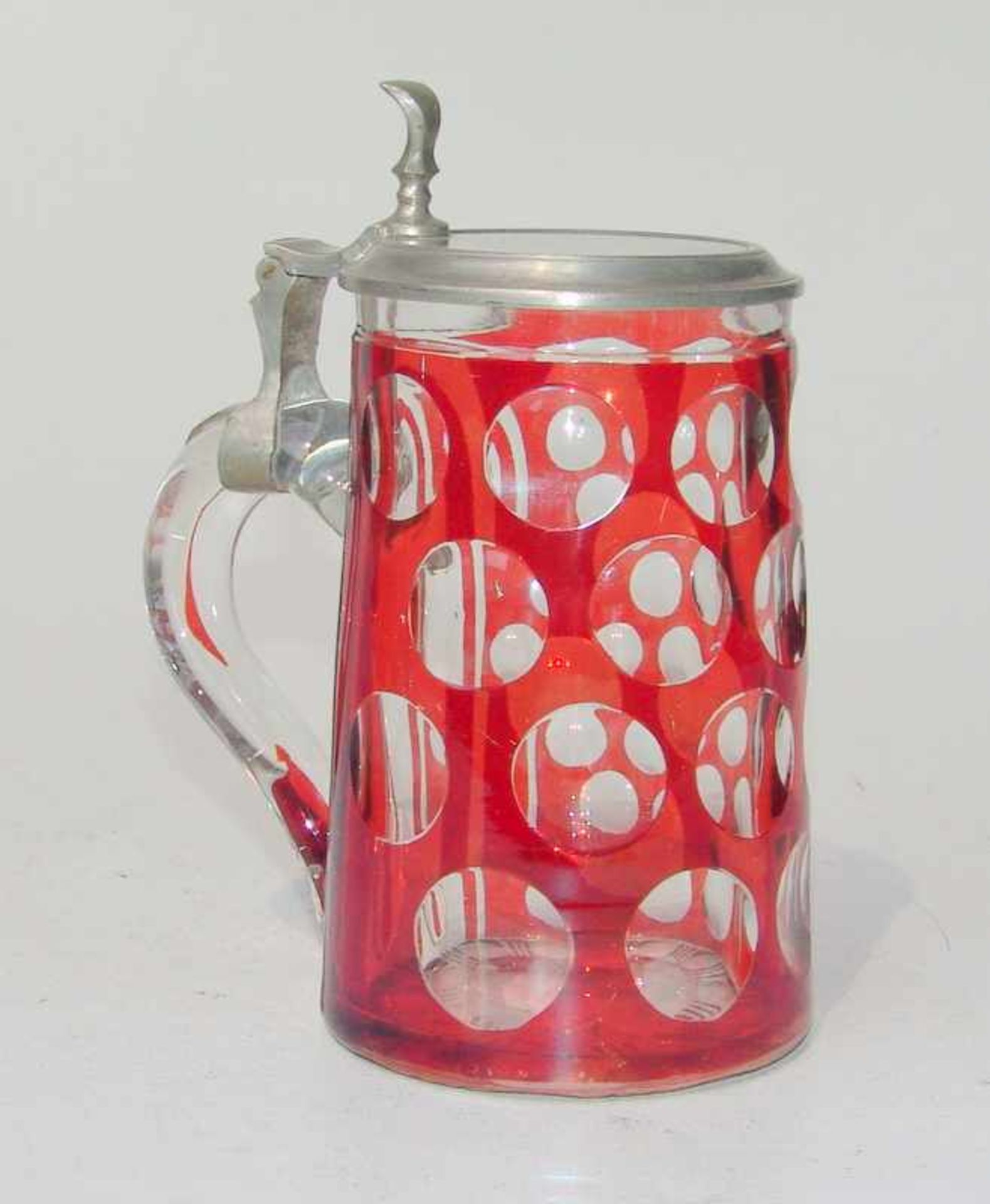 Deckelkrug, Böhmen, um 1870 farbloses Glas partiell rot gebeizt, zylindrischer, leicht konisch