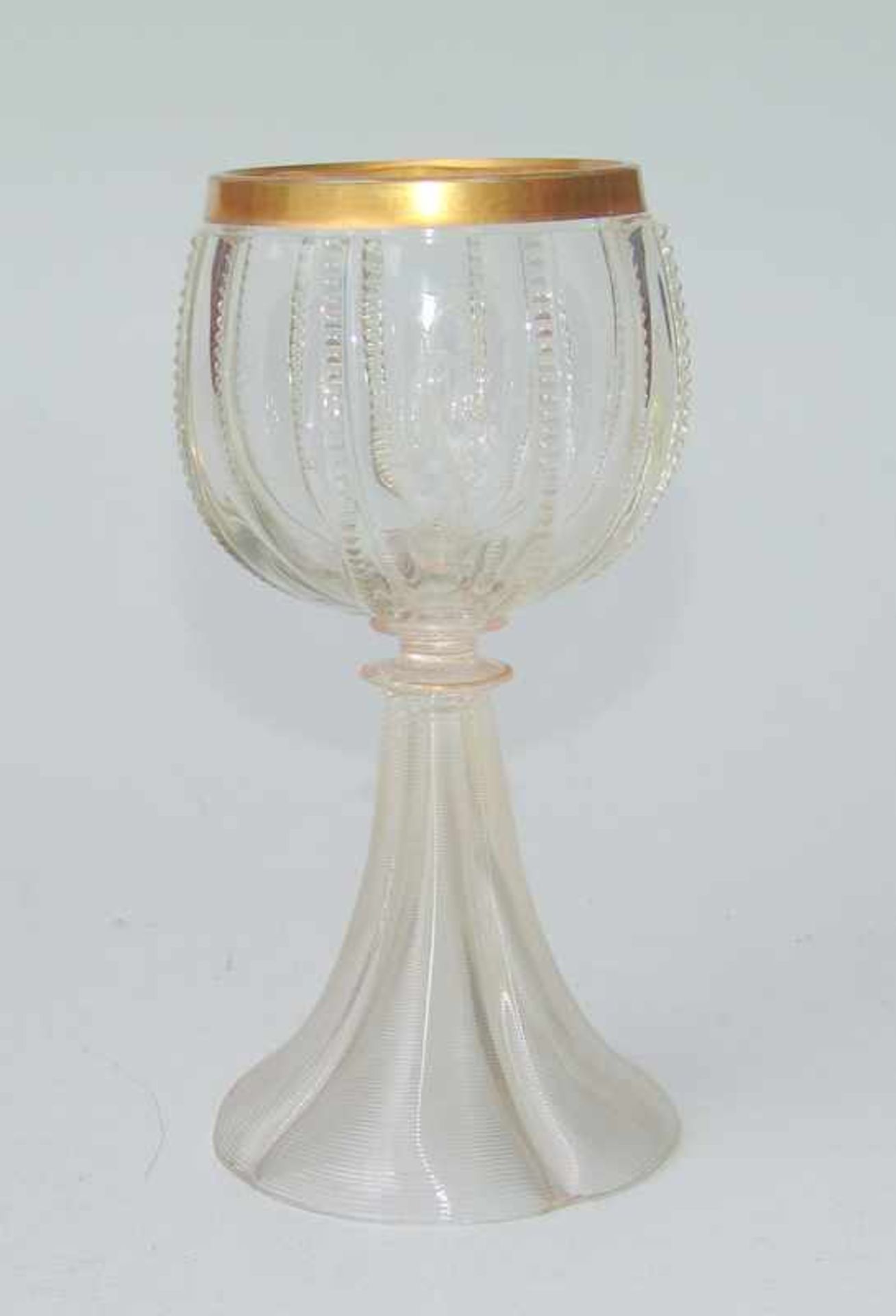 Römer, Böhmen, Gründerzeit um 1880 farbloses Glas partiell vergoldet, hohler, fein gerippter