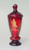 Deckelpokal mit Jagdszene, Böhmen um 1870 in der Masse gefärbtes, rotes Glas (Kompositionsglas), mit