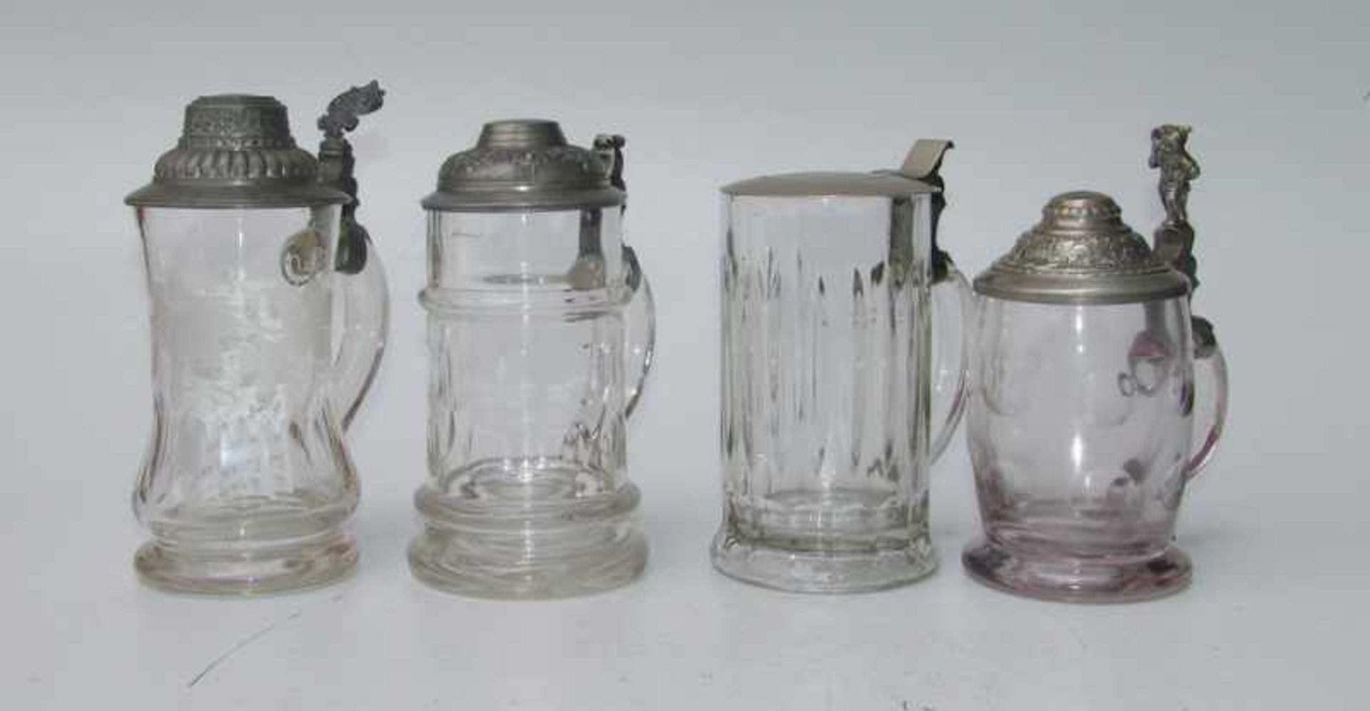 Konvolut von 4 Deckelhumpen, um 1900 farbloses Glas mit Zinnmontierung, teilweise mit Linsen- und