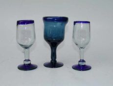 3 Weingläser, mundgeblasen im Stil des 19.Jhd. farbloses und blaues Glas mit Einschlüsen, unter