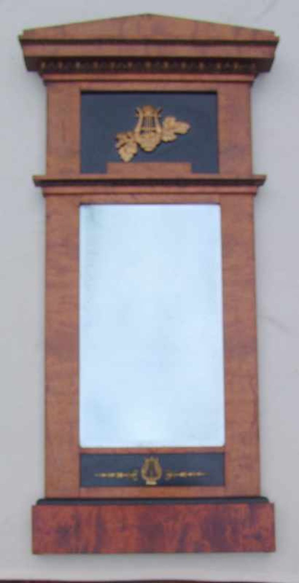 Großer Pfeilerspiegel des Biedermeier, deutsch um 1825 Birke auf Weichholz furniert,