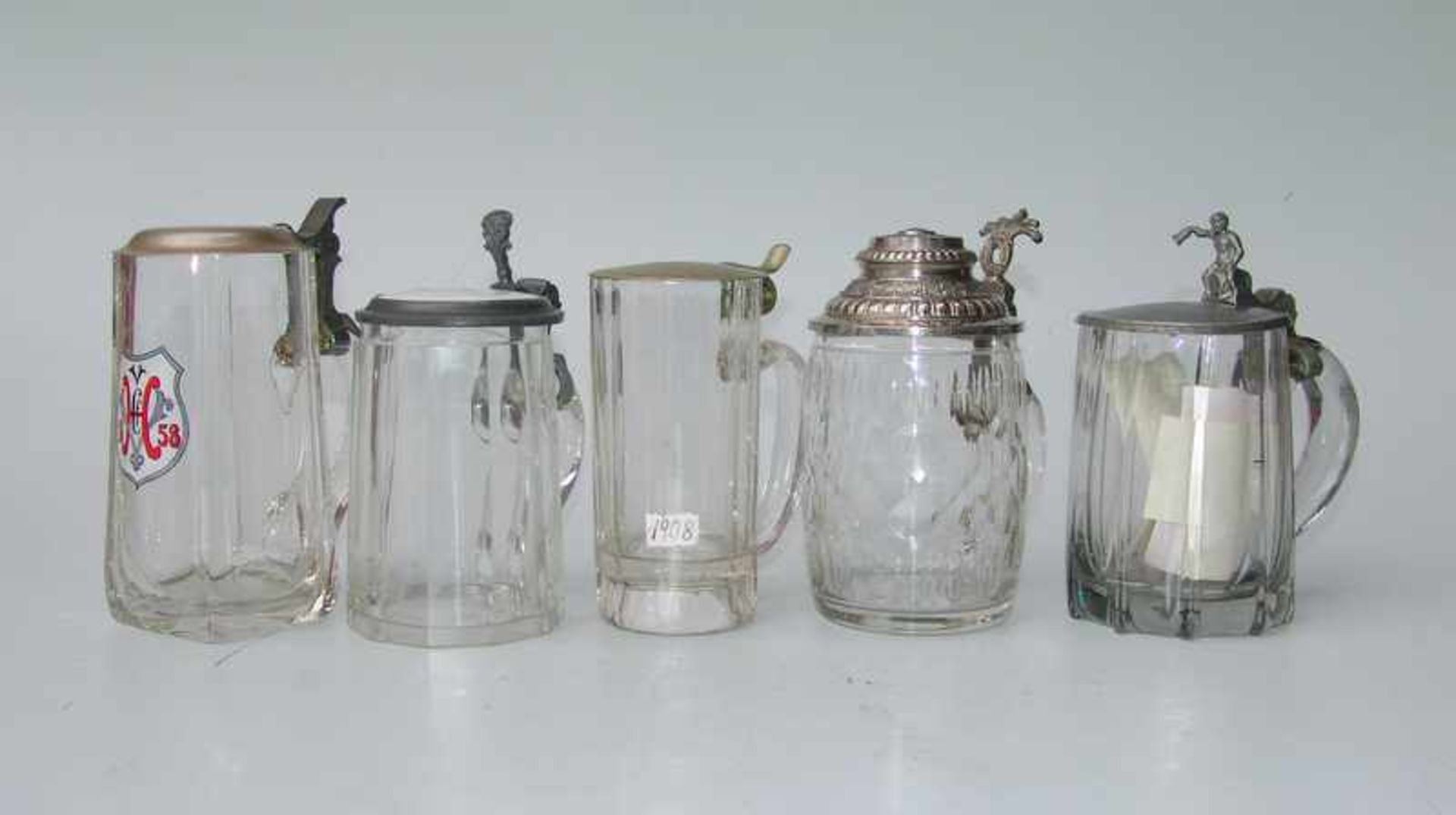 5 Deckelhumpen, um 1900 farbloses Glas modelgeblasen mit Zinn- und Nickelmontierungen, teilweise mit
