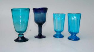 Konvolut von 4 farbigen Gläsern, 19./20.Jhd. Paar Fußbecher, blaues Glas modelgeblasen mit senkrecht