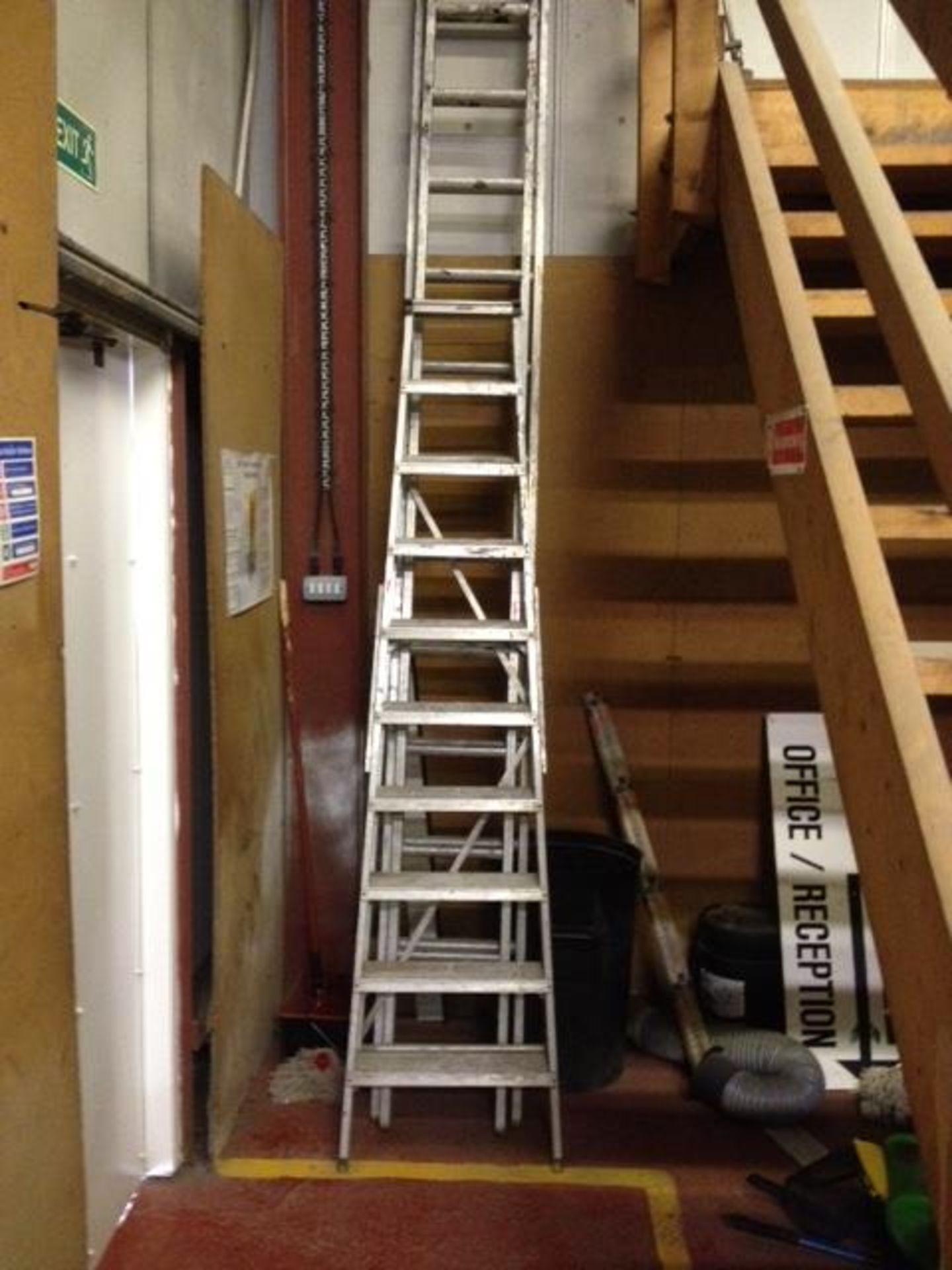 Set of aluminium stepladders and aluminium extending ladder