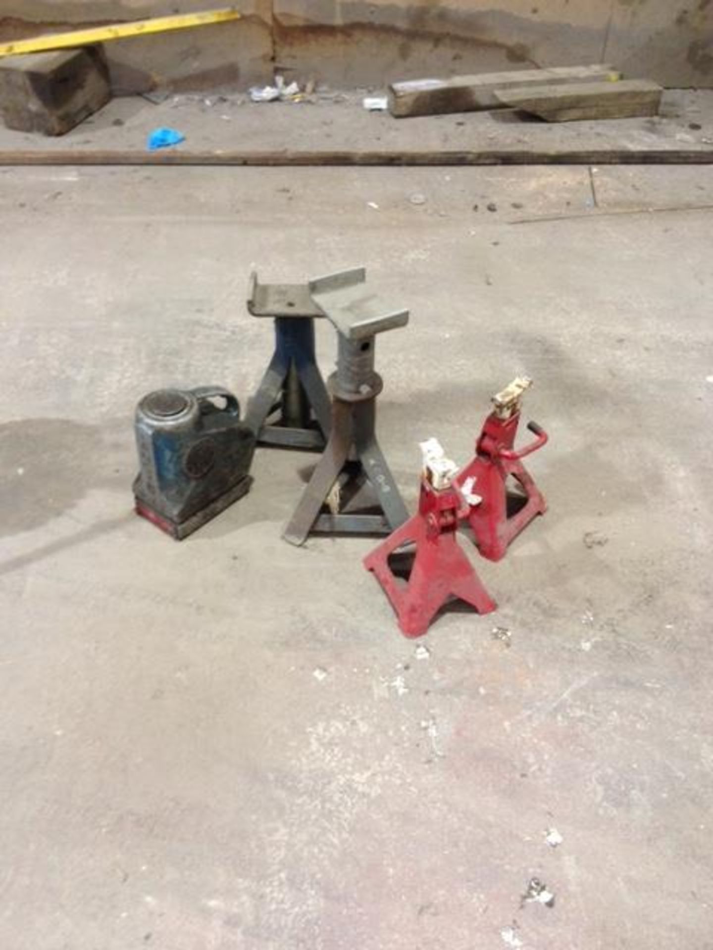 HYDRALITE Model 6515 15 ton bottle jack and two sets of axle stands