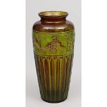 Vase. Farbloses Kristall mit bernsteinfarbenem Außen- und hellgrünem Innenüberfang. Konische Wandung