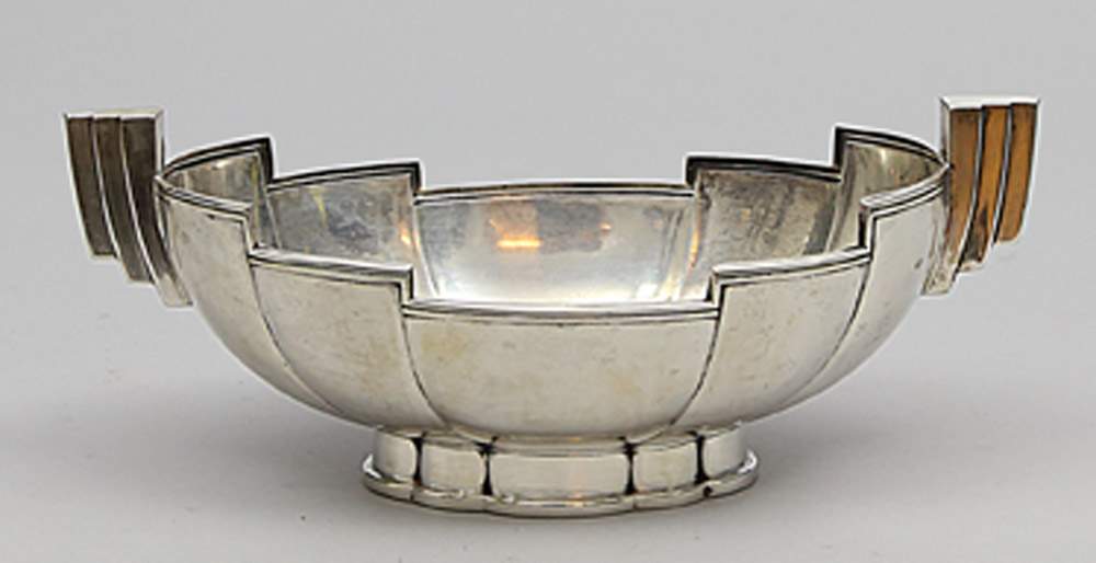 Art Deco-Schale. 800/000 Silber, 198 g. Schiffchenform mit profilierter Wandung und Sockel.