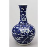 Vase mit Blauweißdekor. Porzellan. Kugelförmiger Körper mit hohem, oben erweiterten Hals. Aus