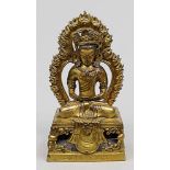 Buddha Amitayus. Bronze, feuervergoldet. Der Adi-Buddha ruht im Meditationssitz auf einem
