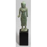 Göttin Devi, Khmer. Bronze mit einheitlicher, hellgrüner Patina. Die auf quadratischer