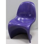 Panton, Verner (1926-1998) Designer-Stuhl "Panton Chair". Auberginefarbener Kunststoff. Kratzer,