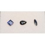 Drei blaue Saphire, zus. 2,89 ct. 1x im Karreeschliff, 1,15 ct.; 1x birnkernförmig facettiert, 1,