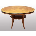 Art Deco-Tisch. Birke mit ebonisierten Zierleisten. Runde Platte auf Vierkantspitzbeinen mit