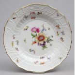 Speiseteller, Meissen, "Neubrandenstein". Bunte Blumenbouquetmalerei mit Streublümchen und Insekten.