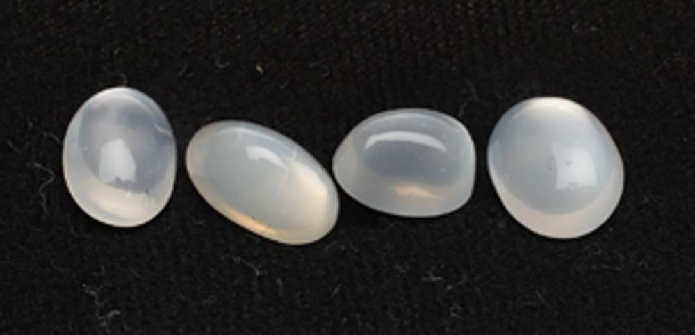 Vier Mondsteine, zus. 20,15 ct. Ovale Cabochons, D. ca. 11,5x 8,5 mm.