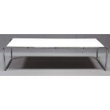 Breuer, Marcel Flacher Tisch "Laccio Coffee Table". Stahrohr mit weißer Platte. Alters- und