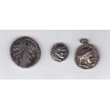 Antike, Griechenland, drei Silbermünzen. Einmal Tetradrachme, zweimal Drachme. Einmal als
